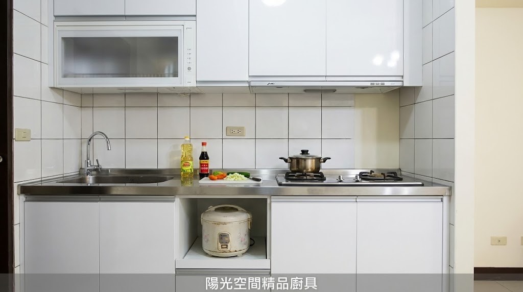 大直明水路不鏽鋼廚房 × 上疊櫃設計 × G型鋁把手｜陽光空間精品廚具