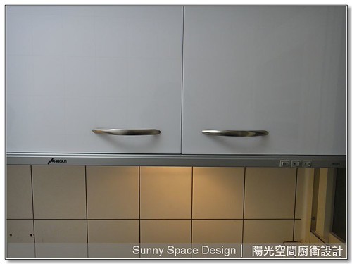 紅色水晶門板與隱藏式油煙機