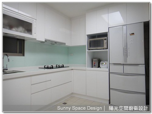 淡綠烤漆玻璃與白色門板搭配