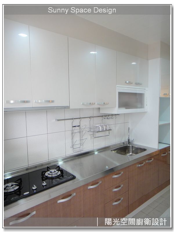 陽光空間精品廚具：溫暖明亮的廚房情境，象徵女性重拾生活的光亮