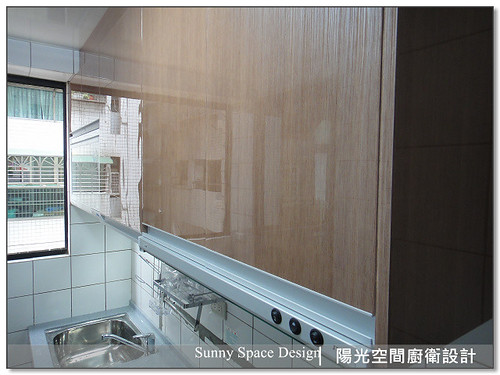 三星人造石檯面與木紋門板近拍