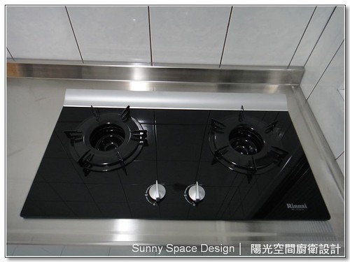 不銹鋼檯面與結晶鋼烤門板質感