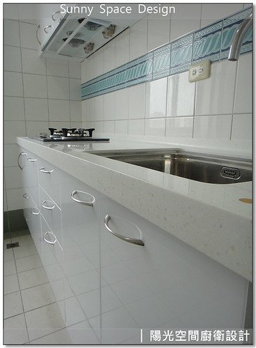 純白門板與光影