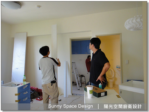 廚房整體藍白配色氛圍