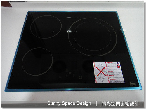 45度斜把手與純白人造石檯面細節