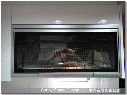 龜山文化一路純白結晶鋼烤廚房全景