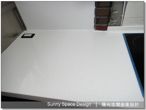 綠色烤漆玻璃牆面清爽視覺