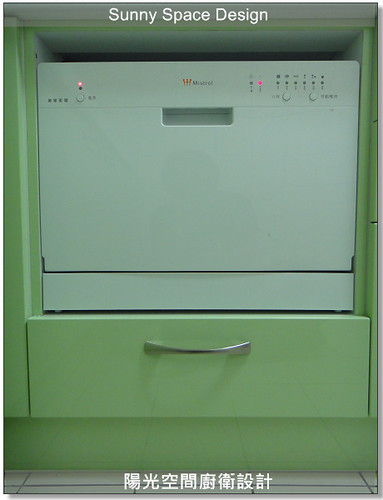 青蘋果綠門板搭配綠意盆栽