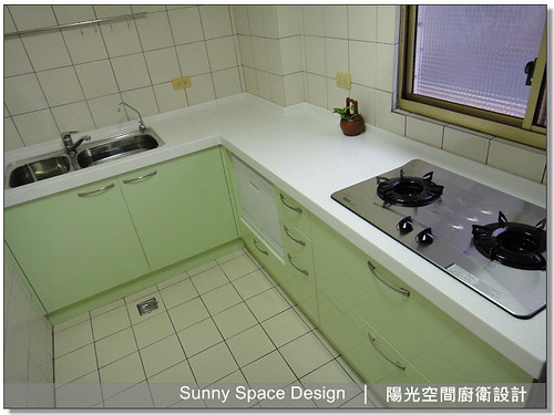 抽屜式爐下收納配置