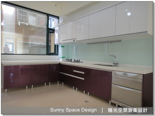 鋁腳柱設計呈現輕盈感