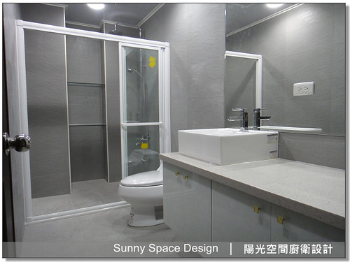 3樓深胡桃色訂製浴櫃懸吊式設計