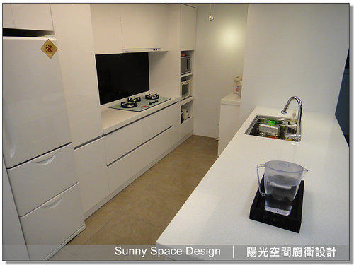 木紋對花吧檯背牆與鋼琴烤漆側板