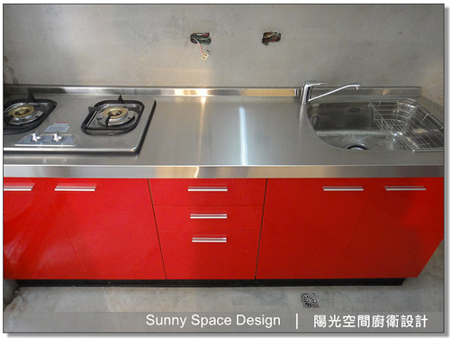 不銹鋼檯面與紅色水晶門板細節