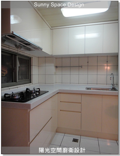 粉色水晶門板與45度斜把手設計