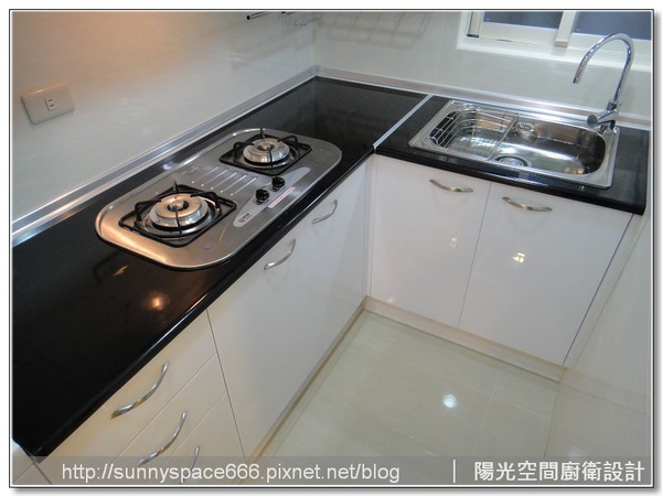 板橋龍興街黑白配L型廚具全景