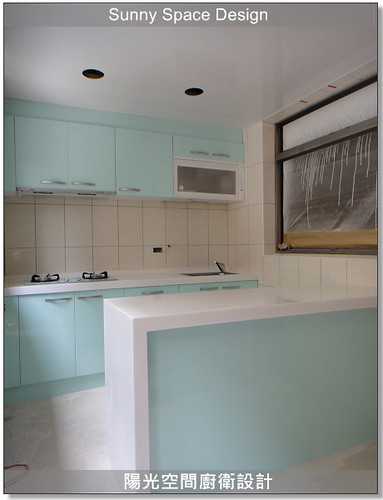 淡綠色水晶門板與 G 型把手