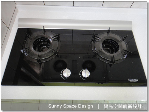 G 型鋁把手與結晶鋼烤門板近拍