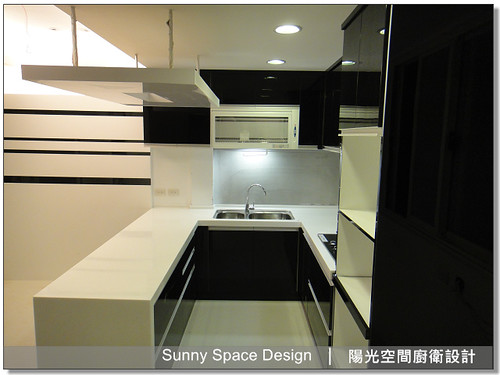 吧檯前後雙面收納配置