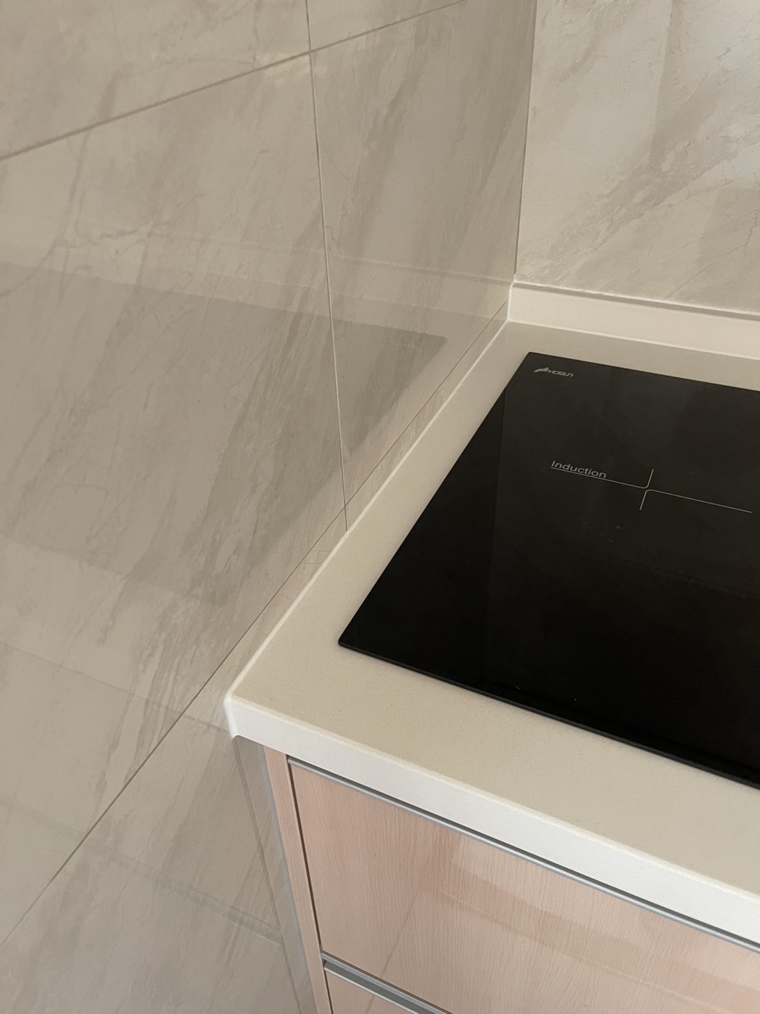 水晶門板與45度斜把手細節