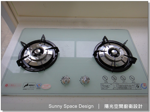 左側大面窗景採光與備料區