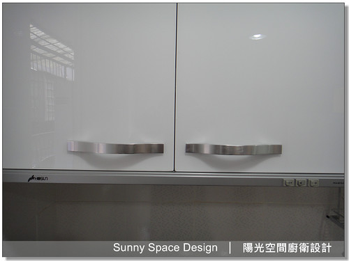 鋁腳柱懸浮視覺與下方清潔空間