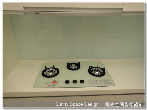 G型崁鋁把手與結晶鋼烤門板