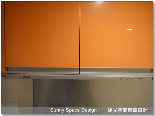 灰色烤漆玻璃背牆質感