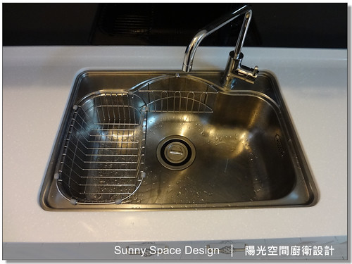 玻璃展示櫃與LED黃光層架