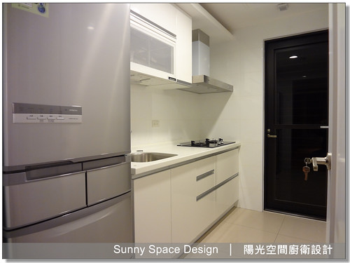 G型鋁把手與鈦晶門板細節