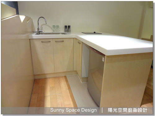 客廳吧檯單口爐配置與白色人造石檯面