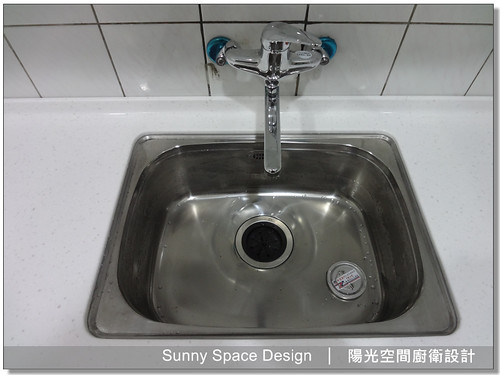 基隆百五街黑白對比 L 型廚房全景