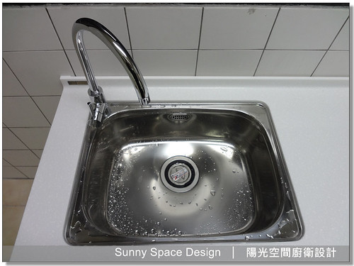 六面結晶鋼烤門板與45度斜把手細節