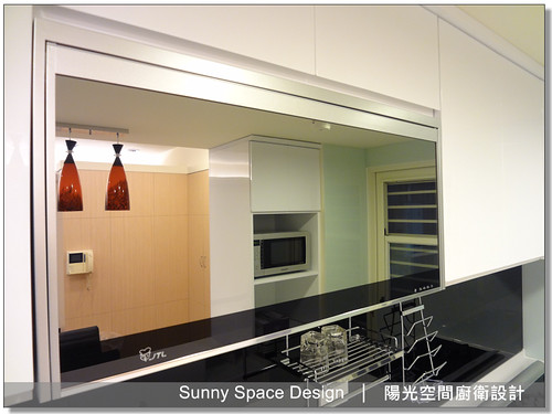 中島背板跳色設計細節