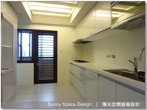 G 型鋁把手與水晶門板細節