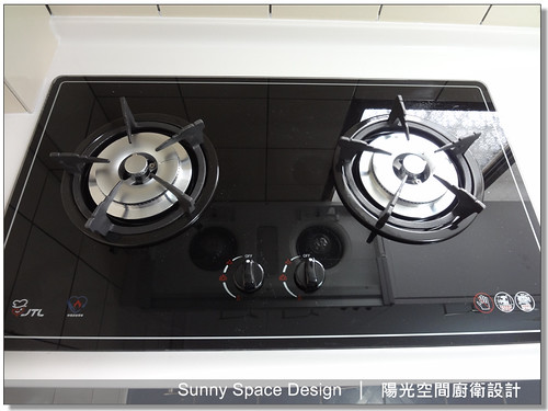 新莊中港二街 235cm 白紅跳色廚具全景