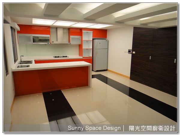 雙層上櫃與鋁框玻璃門設計