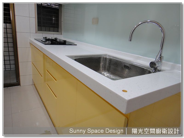 豪山白色烘碗機與上櫃配置