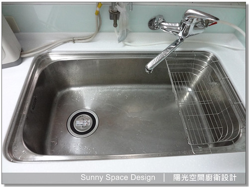 烤漆玻璃背牆與水晶門板