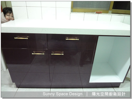 粉紅與紫色雙色水晶門板搭配三星人造石的 L 型廚房全景