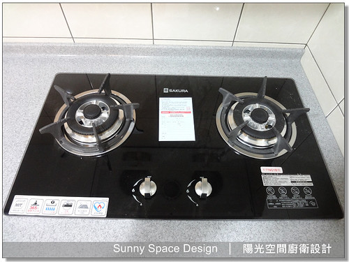 低調科技銀門板與灰色檯面全景