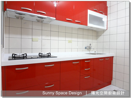 大紅水晶門板與白色人造石檯面全景