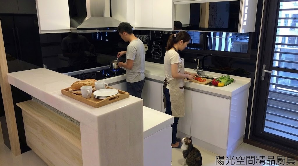 新莊福前街 ㄇ字型廚具｜白色結晶鋼烤門板 × 韓國矽鋼石 × 中島吧台｜Sunny Space Design 陽光空間精品廚具有限公司