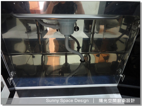 不鏽鋼下櫃與結晶鋼烤門板質感