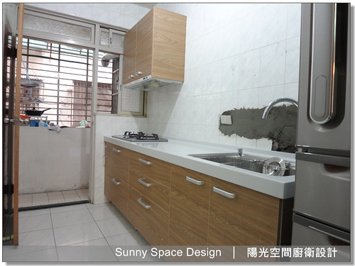 藍綠色烤漆玻璃與木紋搭配效果