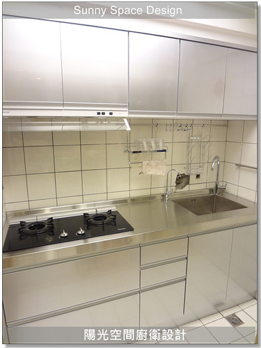 不銹鋼廚具瓦斯爐下拉籃與中間三抽完整收納鍋具與餐具