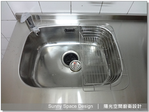 新莊小廚房吊桿組搭配調味紙巾架與鍋蓋架收納設計