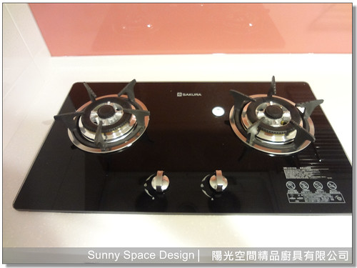 全白水晶門板與小圓扣把手特寫