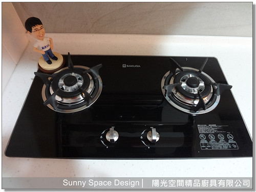 側拉瓶罐架收納配置