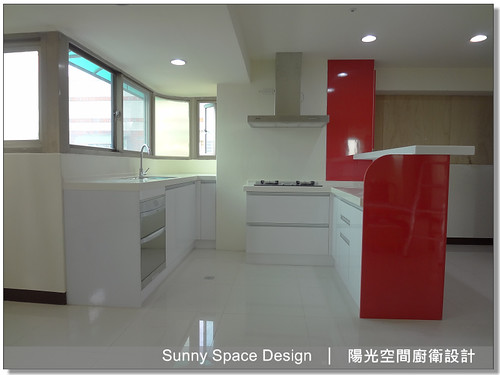 瓦斯爐置中與吧台加高設計