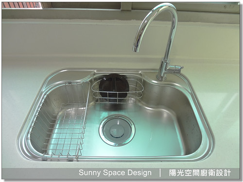 外凸式吧台與雙料理檯配置